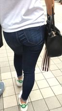 【For butt fetishes】Woman walking while showing off her beautiful butt in tight denim